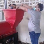 demo pembuatan kompos oleh Dekan FEB